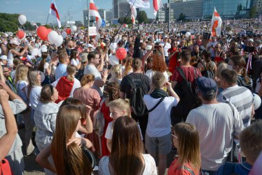 MINSK, BELARUS - 16 Ağustos 2020: bağımsız Belarus tarihindeki en büyük protesto. 2020 'deki sahte başkanlık seçimleri. Demokrasi için Beyaz Rusya halkının barışçıl mücadelesi