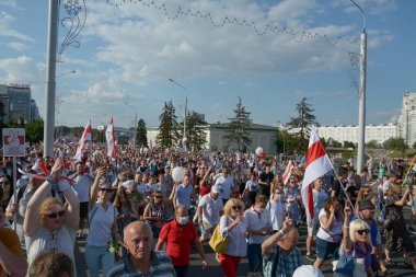 MINSK, BELARUS - 16 Ağustos 2020: bağımsız Belarus tarihindeki en büyük protesto. 2020 'deki sahte başkanlık seçimleri. Demokrasi için Beyaz Rusya halkının barışçıl mücadelesi