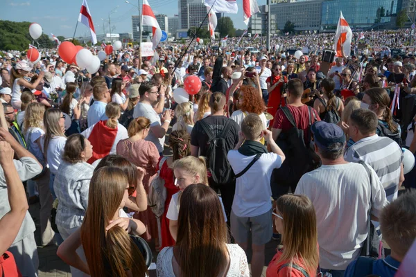 MINSK, BELARUS - 16 Ağustos 2020: bağımsız Belarus tarihindeki en büyük protesto. 2020 'deki sahte başkanlık seçimleri. Demokrasi için Beyaz Rusya halkının barışçıl mücadelesi