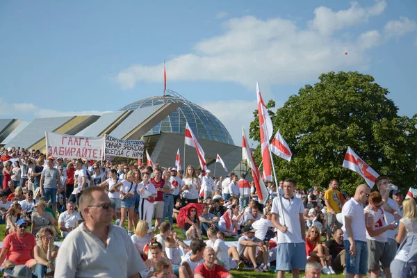 MINSK, BELARUS - 16 Ağustos 2020: bağımsız Belarus tarihindeki en büyük protesto. 2020 'deki sahte başkanlık seçimleri. Demokrasi için Beyaz Rusya halkının barışçıl mücadelesi