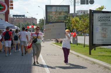 MINSK, BELARUS - Ağustos 2020: Beyaz Rusya cumhuriyetinde cumhurbaşkanlığı seçimleri, halkın oyları için mücadelesi, barışçıl tezahüratlar, demokrasi mücadelesi