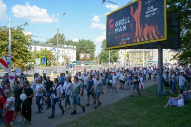 MINSK, BELARUS - Ağustos 2020: Beyaz Rusya cumhuriyetinde cumhurbaşkanlığı seçimleri, halkın oyları için mücadelesi, barışçıl tezahüratlar, demokrasi mücadelesi