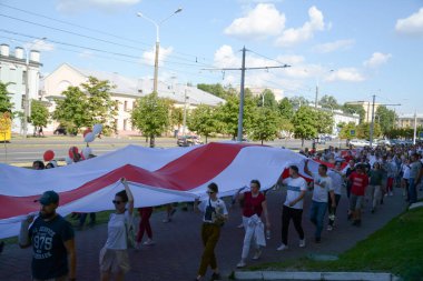 MINSK, BELARUS - Ağustos 2020: Beyaz Rusya cumhuriyetinde cumhurbaşkanlığı seçimleri, halkın oyları için mücadelesi, barışçıl tezahüratlar, demokrasi mücadelesi