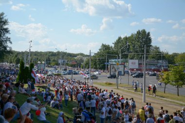 MINSK, BELARUS - Ağustos 2020: Beyaz Rusya cumhuriyetinde cumhurbaşkanlığı seçimleri, halkın oyları için mücadelesi, barışçıl tezahüratlar, demokrasi mücadelesi
