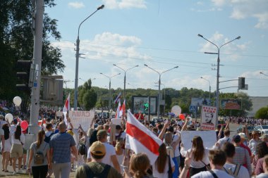 MINSK, BELARUS - Ağustos 2020: Beyaz Rusya cumhuriyetinde cumhurbaşkanlığı seçimleri, halkın oyları için mücadelesi, barışçıl tezahüratlar, demokrasi mücadelesi