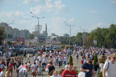 MINSK, BELARUS - Ağustos 2020: Beyaz Rusya cumhuriyetinde cumhurbaşkanlığı seçimleri, halkın oyları için mücadelesi, barışçıl tezahüratlar, demokrasi mücadelesi