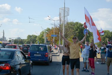 MINSK, BELARUS - Ağustos 2020: Beyaz Rusya cumhuriyetinde cumhurbaşkanlığı seçimleri, halkın oyları için mücadelesi, barışçıl tezahüratlar, demokrasi mücadelesi