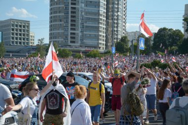 MINSK, BELARUS - Ağustos 2020: Beyaz Rusya cumhuriyetinde cumhurbaşkanlığı seçimleri, halkın oyları için mücadelesi, barışçıl tezahüratlar, demokrasi mücadelesi