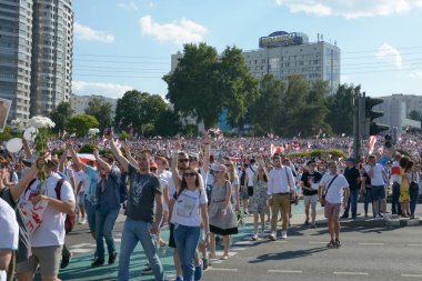 MINSK, BELARUS - Ağustos 2020: Beyaz Rusya cumhuriyetinde cumhurbaşkanlığı seçimleri, halkın oyları için mücadelesi, barışçıl tezahüratlar, demokrasi mücadelesi