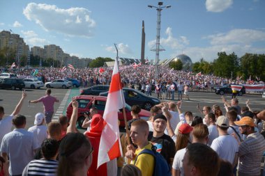 MINSK, BELARUS - Ağustos 2020: Beyaz Rusya cumhuriyetinde cumhurbaşkanlığı seçimleri, halkın oyları için mücadelesi, barışçıl tezahüratlar, demokrasi mücadelesi