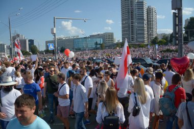MINSK, BELARUS - Ağustos 2020: Beyaz Rusya cumhuriyetinde cumhurbaşkanlığı seçimleri, halkın oyları için mücadelesi, barışçıl tezahüratlar, demokrasi mücadelesi