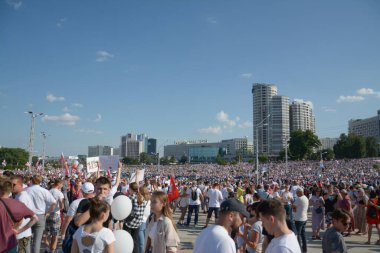 MINSK, BELARUS - Ağustos 2020: Beyaz Rusya cumhuriyetinde cumhurbaşkanlığı seçimleri, halkın oyları için mücadelesi, barışçıl tezahüratlar, demokrasi mücadelesi