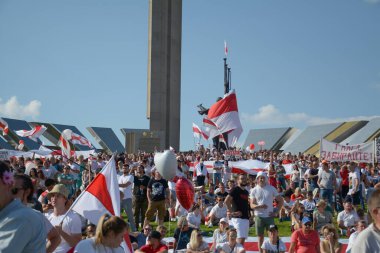 MINSK, BELARUS - Ağustos 2020: Beyaz Rusya cumhuriyetinde cumhurbaşkanlığı seçimleri, halkın oyları için mücadelesi, barışçıl tezahüratlar, demokrasi mücadelesi
