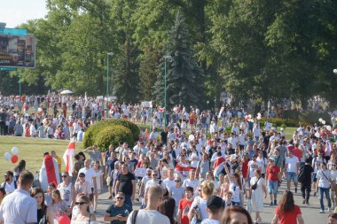 MINSK, BELARUS - Ağustos 2020: Beyaz Rusya cumhuriyetinde cumhurbaşkanlığı seçimleri, halkın oyları için mücadelesi, barışçıl tezahüratlar, demokrasi mücadelesi