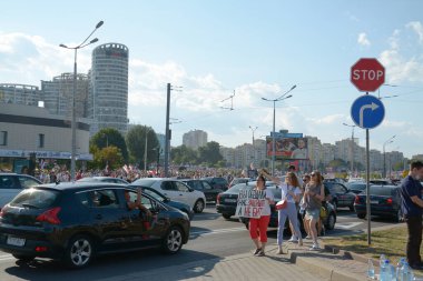 MINSK, BELARUS - Ağustos 2020: Beyaz Rusya cumhuriyetinde cumhurbaşkanlığı seçimleri, halkın oyları için mücadelesi, barışçıl tezahüratlar, demokrasi mücadelesi