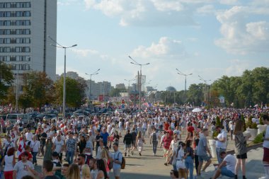 MINSK, BELARUS - Ağustos 2020: Beyaz Rusya cumhuriyetinde cumhurbaşkanlığı seçimleri, halkın oyları için mücadelesi, barışçıl tezahüratlar, demokrasi mücadelesi