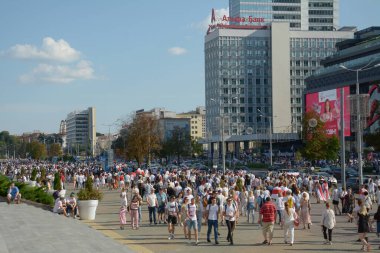 MINSK, BELARUS - Ağustos 2020: Beyaz Rusya cumhuriyetinde cumhurbaşkanlığı seçimleri, halkın oyları için mücadelesi, barışçıl tezahüratlar, demokrasi mücadelesi