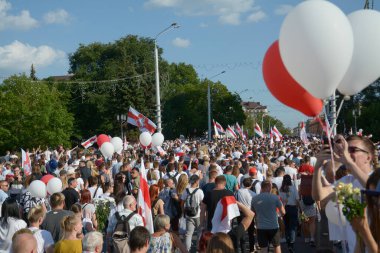 MINSK, BELARUS - 16 Ağustos 2020: bağımsız Belarus tarihindeki en büyük protesto. 2020 'deki sahte başkanlık seçimleri. Demokrasi için Beyaz Rusya halkının barışçıl mücadelesi