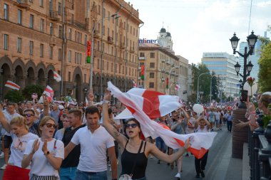 MINSK, BELARUS - 16 Ağustos 2020: bağımsız Belarus tarihindeki en büyük protesto. 2020 'deki sahte başkanlık seçimleri. Demokrasi için Beyaz Rusya halkının barışçıl mücadelesi