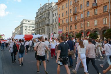 MINSK, BELARUS - 16 Ağustos 2020: bağımsız Belarus tarihindeki en büyük protesto. 2020 'deki sahte başkanlık seçimleri. Demokrasi için Beyaz Rusya halkının barışçıl mücadelesi