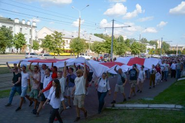 MINSK, BELARUS - Ağustos 2020: Onbinlerce insan onursuz cumhurbaşkanlığı seçimlerini ve polis zulmünü protesto etmek için Minsk sokaklarına döküldü