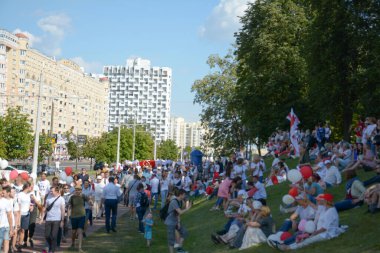 MINSK, BELARUS - Ağustos 2020: Onbinlerce insan onursuz cumhurbaşkanlığı seçimlerini ve polis zulmünü protesto etmek için Minsk sokaklarına döküldü