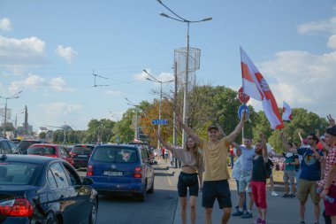 MINSK, BELARUS - Ağustos 2020: Onbinlerce insan onursuz cumhurbaşkanlığı seçimlerini ve polis zulmünü protesto etmek için Minsk sokaklarına döküldü