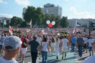 MINSK, BELARUS - Ağustos 2020: Onbinlerce insan onursuz cumhurbaşkanlığı seçimlerini ve polis zulmünü protesto etmek için Minsk sokaklarına döküldü