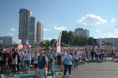 MINSK, BELARUS - Ağustos 2020: Onbinlerce insan onursuz cumhurbaşkanlığı seçimlerini ve polis zulmünü protesto etmek için Minsk sokaklarına döküldü