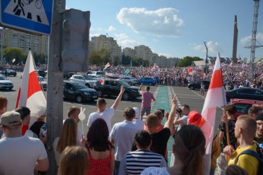 MINSK, BELARUS - Ağustos 2020: Onbinlerce insan onursuz cumhurbaşkanlığı seçimlerini ve polis zulmünü protesto etmek için Minsk sokaklarına döküldü