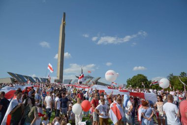 MINSK, BELARUS - Ağustos 2020: Onbinlerce insan onursuz cumhurbaşkanlığı seçimlerini ve polis zulmünü protesto etmek için Minsk sokaklarına döküldü