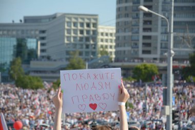 MINSK, BELARUS - Ağustos 2020: Onbinlerce insan onursuz cumhurbaşkanlığı seçimlerini ve polis zulmünü protesto etmek için Minsk sokaklarına döküldü