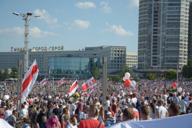 MINSK, BELARUS - Ağustos 2020: Onbinlerce insan onursuz cumhurbaşkanlığı seçimlerini ve polis zulmünü protesto etmek için Minsk sokaklarına döküldü