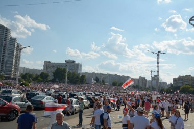 MINSK, BELARUS - Ağustos 2020: Onbinlerce insan onursuz cumhurbaşkanlığı seçimlerini ve polis zulmünü protesto etmek için Minsk sokaklarına döküldü