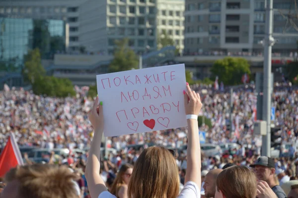 MINSK, BELARUS - Ağustos 2020: Onbinlerce insan onursuz cumhurbaşkanlığı seçimlerini ve polis zulmünü protesto etmek için Minsk sokaklarına döküldü