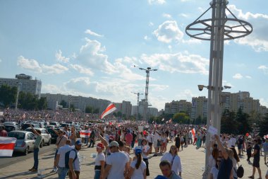 MINSK, BELARUS - Ağustos 2020: Onbinlerce insan onursuz cumhurbaşkanlığı seçimlerini ve polis zulmünü protesto etmek için Minsk sokaklarına döküldü