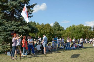 MINSK, BELARUS - Ağustos 2020: Onbinlerce insan onursuz cumhurbaşkanlığı seçimlerini ve polis zulmünü protesto etmek için Minsk sokaklarına döküldü