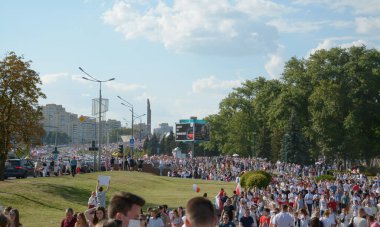 MINSK, BELARUS - Ağustos 2020: Onbinlerce insan onursuz cumhurbaşkanlığı seçimlerini ve polis zulmünü protesto etmek için Minsk sokaklarına döküldü