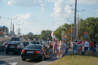 MINSK, BELARUS - Ağustos 2020: Onbinlerce insan onursuz cumhurbaşkanlığı seçimlerini ve polis zulmünü protesto etmek için Minsk sokaklarına döküldü