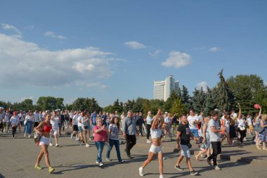 MINSK, BELARUS - Ağustos 2020: Onbinlerce insan onursuz cumhurbaşkanlığı seçimlerini ve polis zulmünü protesto etmek için Minsk sokaklarına döküldü