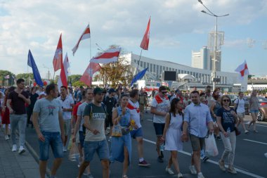 MINSK, BELARUS - Ağustos 2020: Onbinlerce insan onursuz cumhurbaşkanlığı seçimlerini ve polis zulmünü protesto etmek için Minsk sokaklarına döküldü