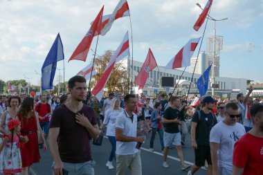 MINSK, BELARUS - Ağustos 2020: Onbinlerce insan onursuz cumhurbaşkanlığı seçimlerini ve polis zulmünü protesto etmek için Minsk sokaklarına döküldü