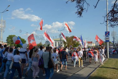 MINSK, BELARUS - Ağustos 2020: Onbinlerce insan onursuz cumhurbaşkanlığı seçimlerini ve polis zulmünü protesto etmek için Minsk sokaklarına döküldü