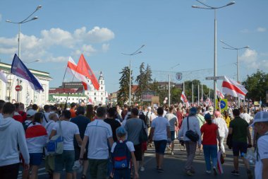 MINSK, BELARUS - Ağustos 2020: Onbinlerce insan onursuz cumhurbaşkanlığı seçimlerini ve polis zulmünü protesto etmek için Minsk sokaklarına döküldü