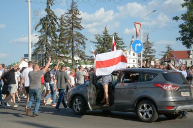 MINSK, BELARUS - Ağustos 2020: Onbinlerce insan onursuz cumhurbaşkanlığı seçimlerini ve polis zulmünü protesto etmek için Minsk sokaklarına döküldü