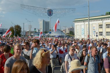 MINSK, BELARUS - Ağustos 2020: Onbinlerce insan onursuz cumhurbaşkanlığı seçimlerini ve polis zulmünü protesto etmek için Minsk sokaklarına döküldü