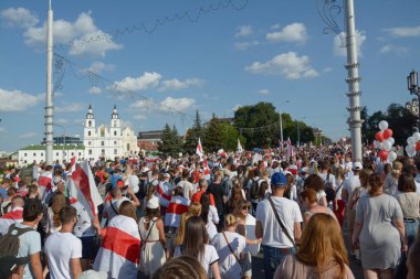 MINSK, BELARUS - Ağustos 2020: Onbinlerce insan onursuz cumhurbaşkanlığı seçimlerini ve polis zulmünü protesto etmek için Minsk sokaklarına döküldü