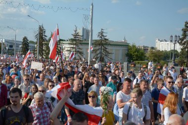 MINSK, BELARUS - Ağustos 2020: Onbinlerce insan onursuz cumhurbaşkanlığı seçimlerini ve polis zulmünü protesto etmek için Minsk sokaklarına döküldü