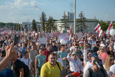 MINSK, BELARUS - Ağustos 2020: Onbinlerce insan onursuz cumhurbaşkanlığı seçimlerini ve polis zulmünü protesto etmek için Minsk sokaklarına döküldü