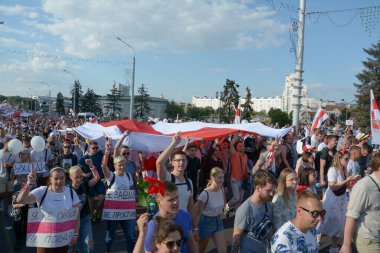 MINSK, BELARUS - Ağustos 2020: Onbinlerce insan onursuz cumhurbaşkanlığı seçimlerini ve polis zulmünü protesto etmek için Minsk sokaklarına döküldü